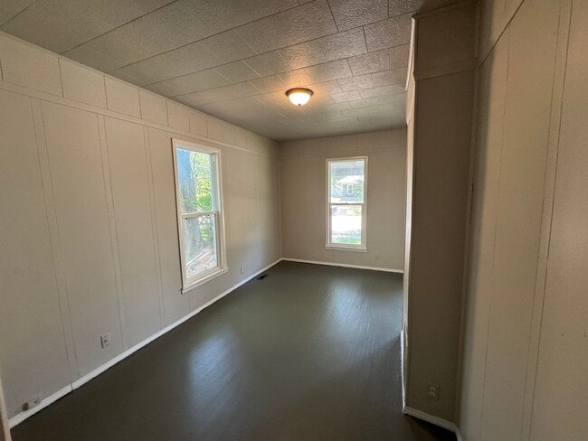 Building Photo - $795 - 2 bed 1 bath - Single Family Home