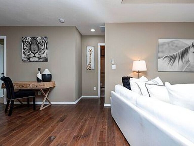 Building Photo - Luxury, Location, and Convenience.