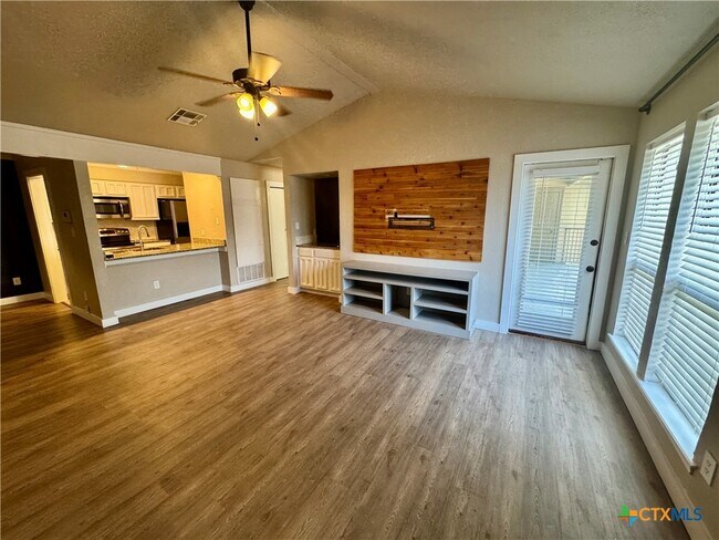 Building Photo - 1202 Thorpe Ln