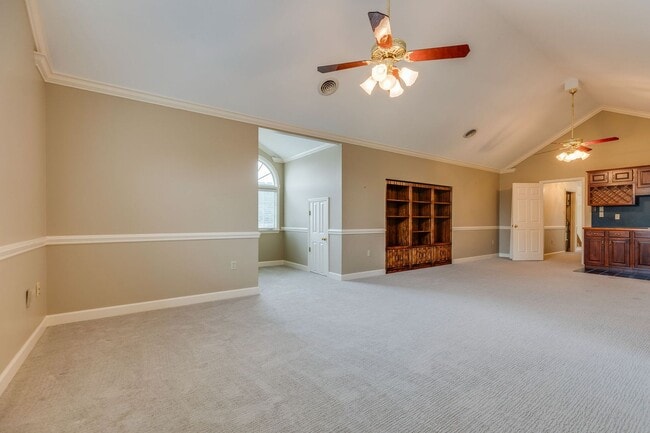 Building Photo - Experience lakefront living at its finest in the heart of East TN