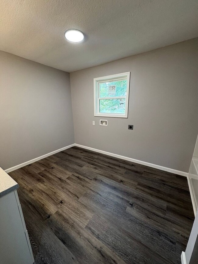 Building Photo - Spacious & Updated 4 Bedroom Home!