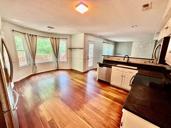 Building Photo - 4 bedroom/ 2.5 bathroom- Village Square of Williamsburg