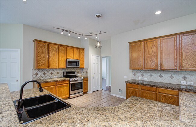 Building Photo - 18223 Heathridge Ln