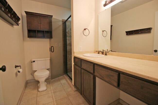 Building Photo - 2807 Holt Dr