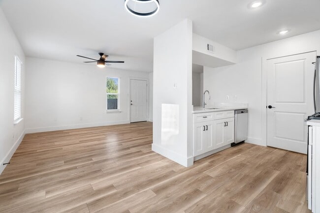 Building Photo - IN THE LOOP 2BD/1BA Brand New Finish Out /...