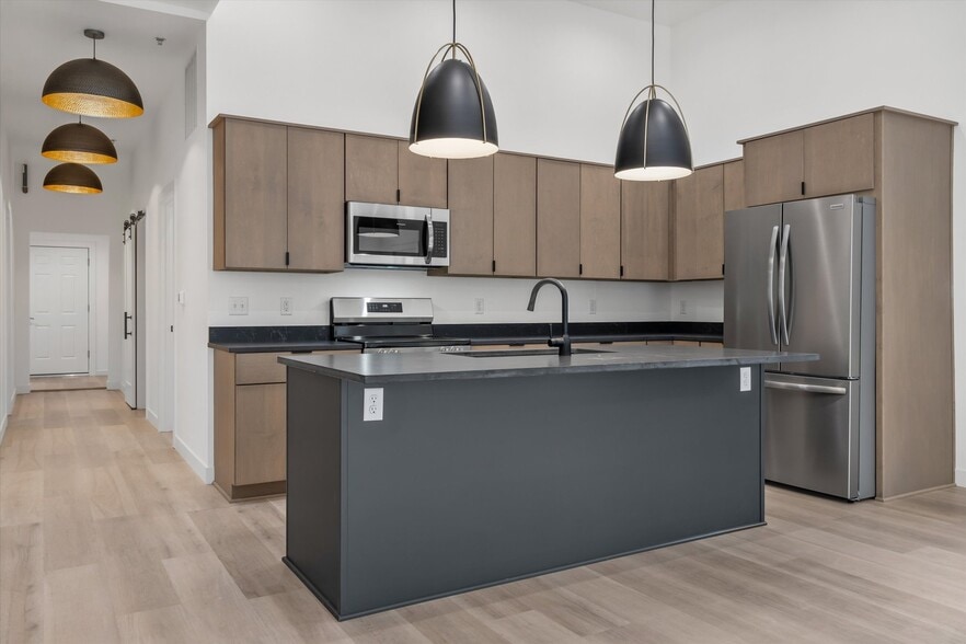 Building Photo - 308 Oak St