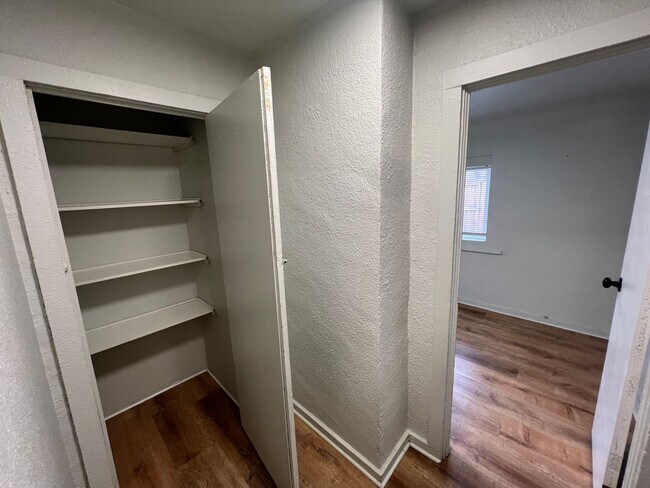 Building Photo - 2 Bed 1 Bath House in Westwood Neighborhood