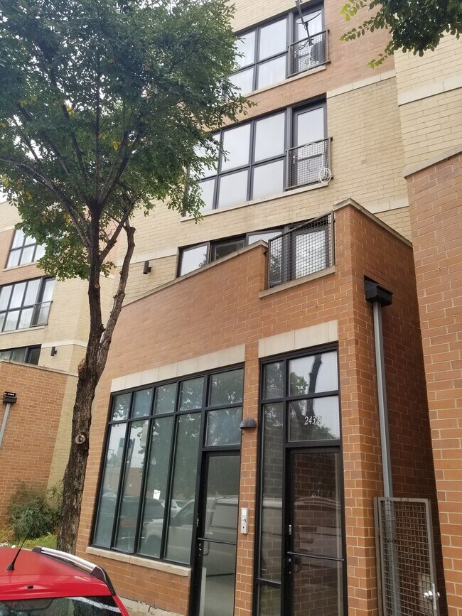 Primary Photo - 2438 W Madison St
