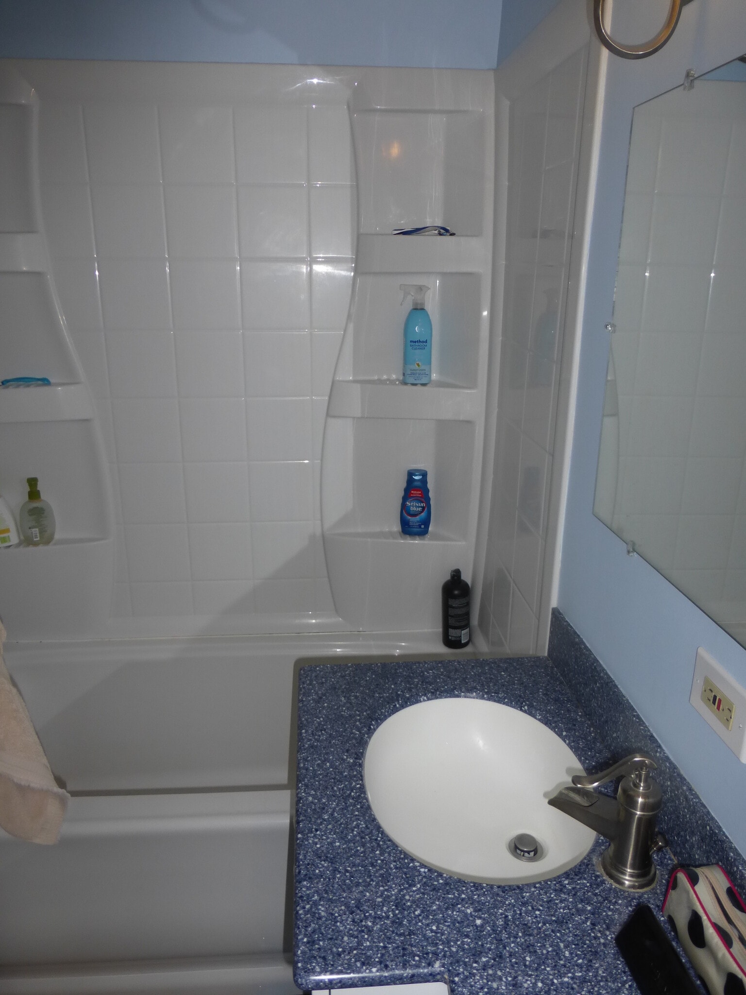 Full Bath Tub - 1528 Marion St NW