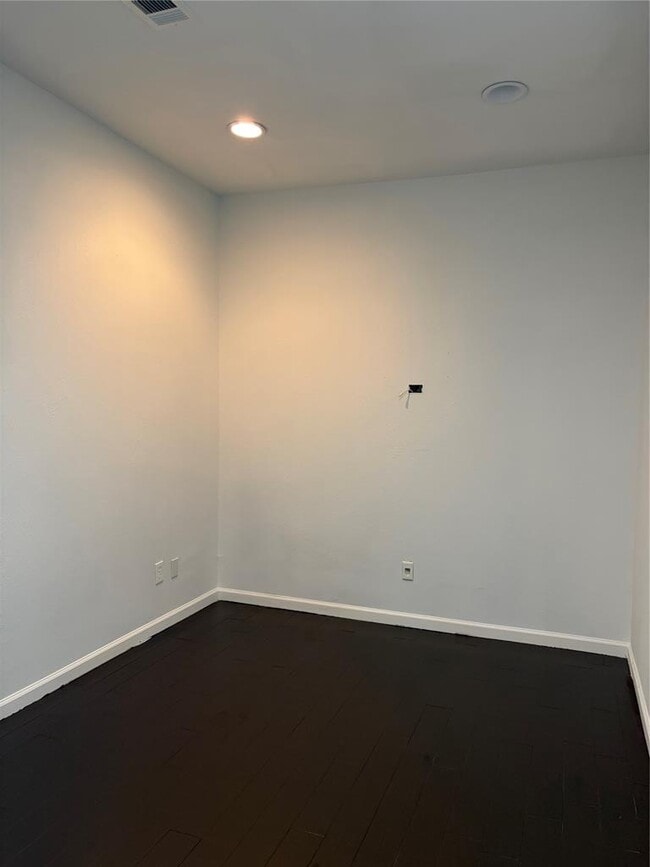 Building Photo - 3101 Birch Dr