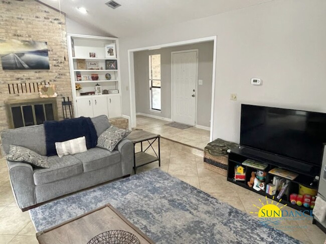 Building Photo - Charming 3-Bedroom Brick Home in Bluewater...