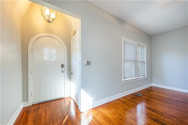 Building Photo - 407 E 32nd St