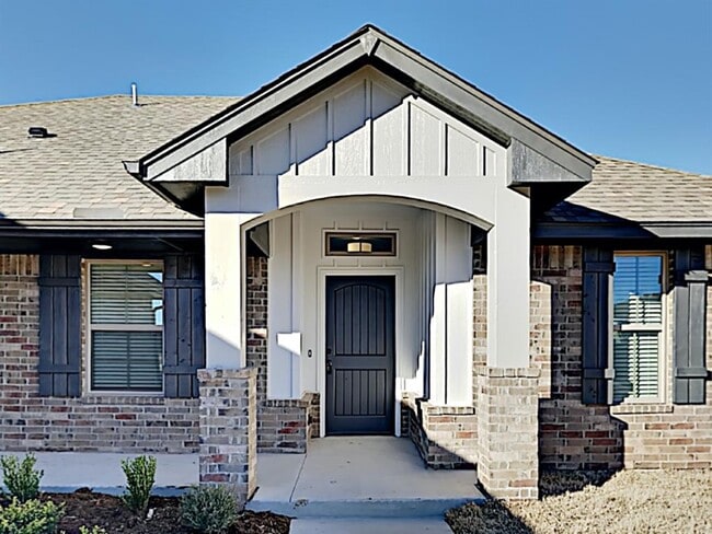 Building Photo - 2001 Sara Vista Dr