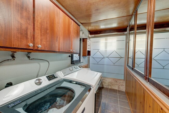 Building Photo - Spacious 4-Bedroom Home with Fireplace, Fenced Yard, and 2-Car Garage