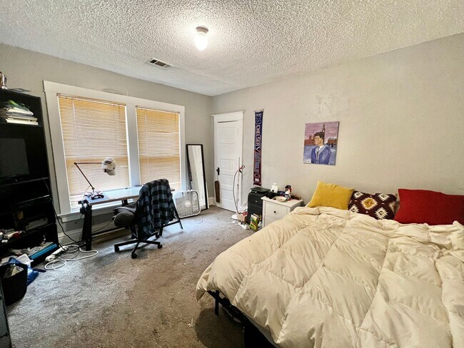 Building Photo - The Remington (BR-LN)