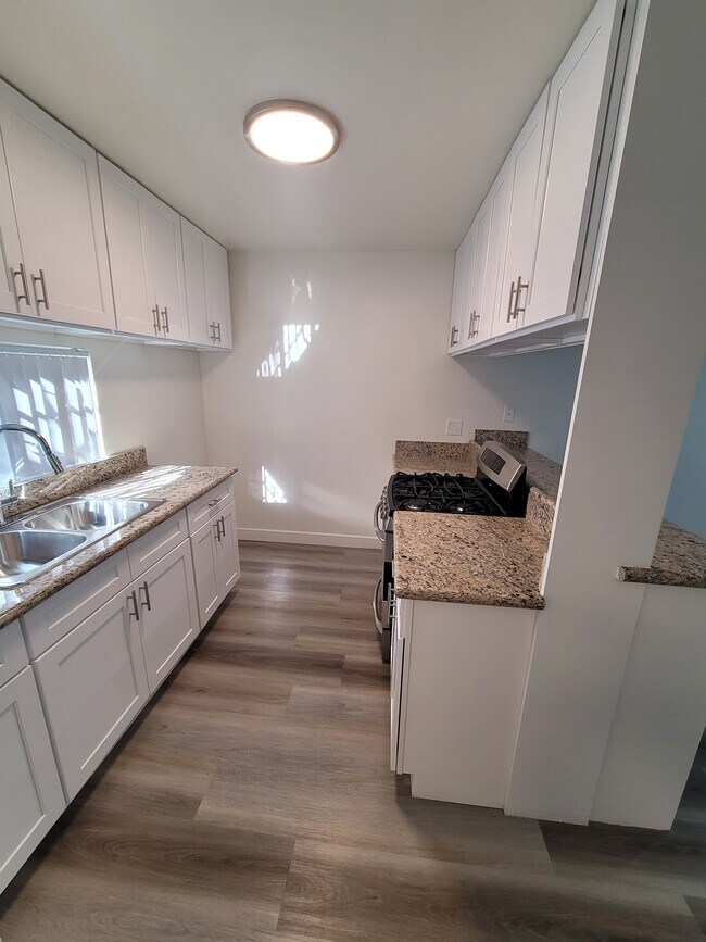 Building Photo - 854 Glenway Dr