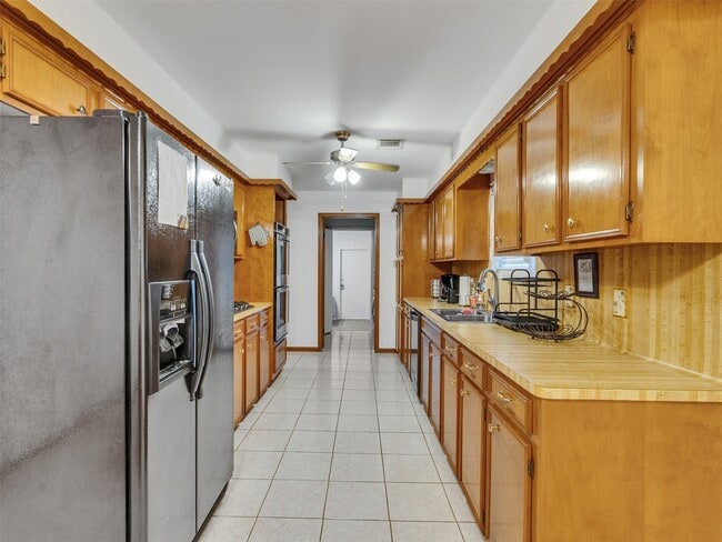 Building Photo - 4002 Thistledown Dr