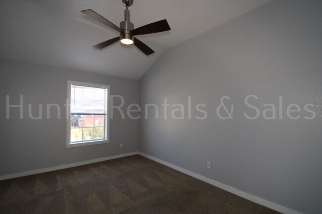 Building Photo - Beautiful 2 Bedroom, 1.5 Bath Townhouse