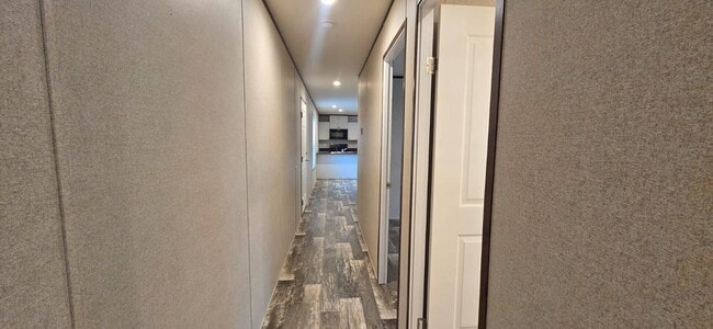 Building Photo - 2128 S Riverside Dr