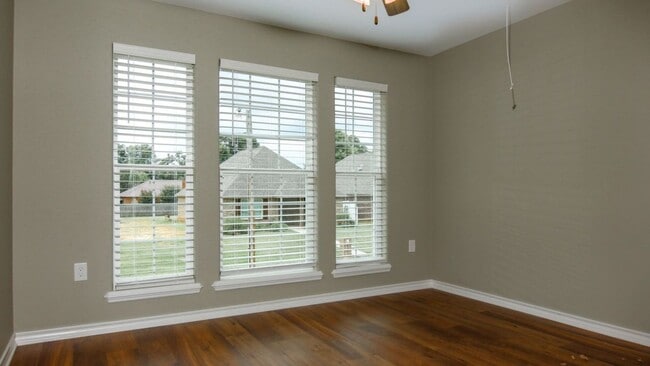 Building Photo - 4 Bedroom PG Townhome for Rent!