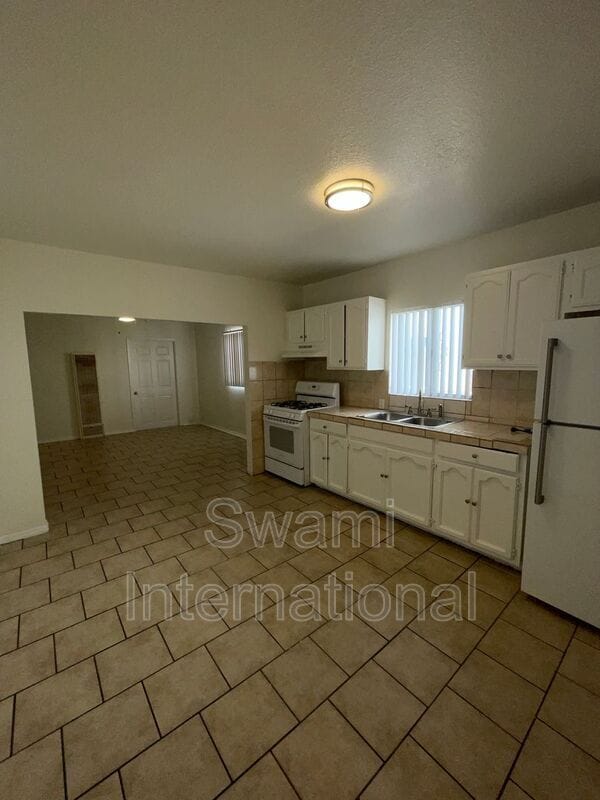 Building Photo - 1733 1/2 E. 63rd St.