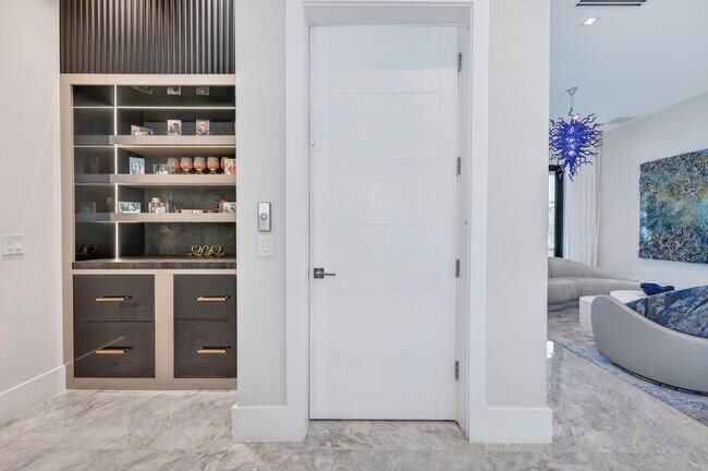 Building Photo - 785 NE 70th St