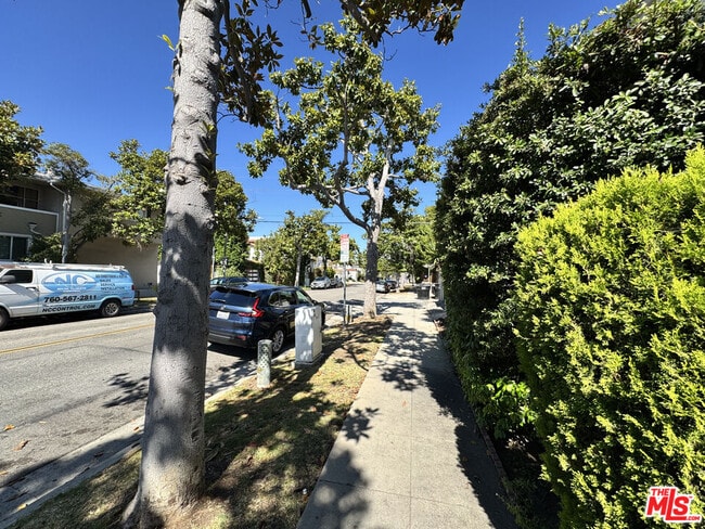 Building Photo - 300 S Doheny Dr
