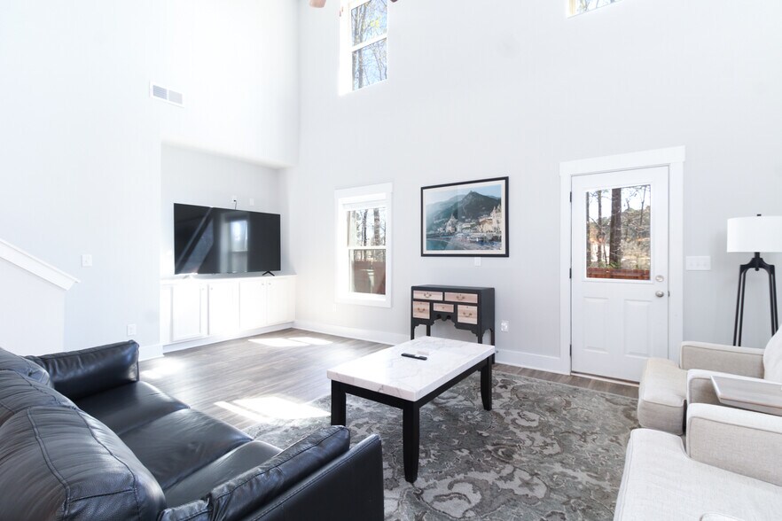 Building Photo - 421 Park W Blvd