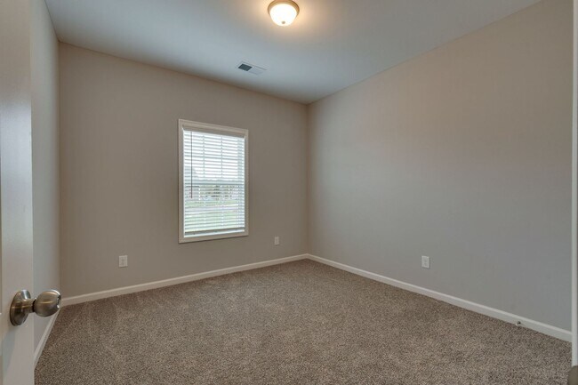 Building Photo - Live in Style and Comfort in Sought-After ...