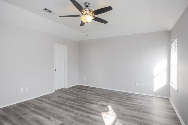 Building Photo - 828 Passive Dr