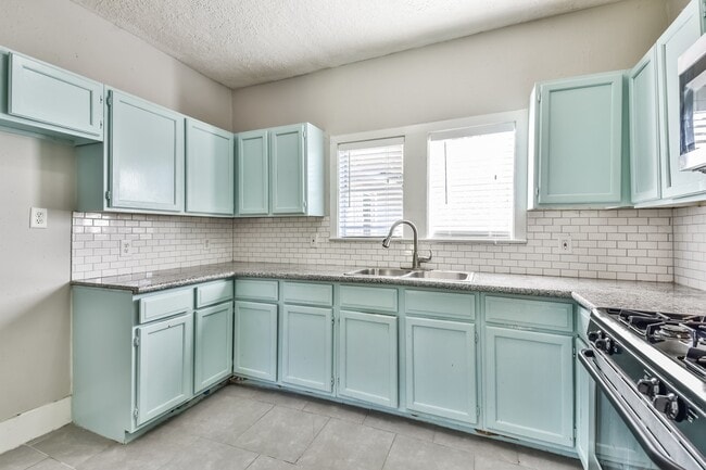 Building Photo - Comfy 3 Bedroom Home Complete Rennovation!...