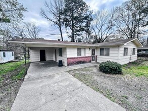 Building Photo - Lovely 3-Bedroom Home in a Great Location ...