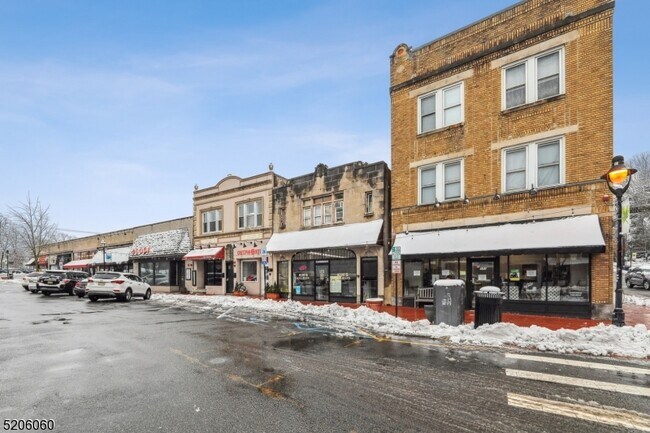 Building Photo - 180 Maplewood Ave