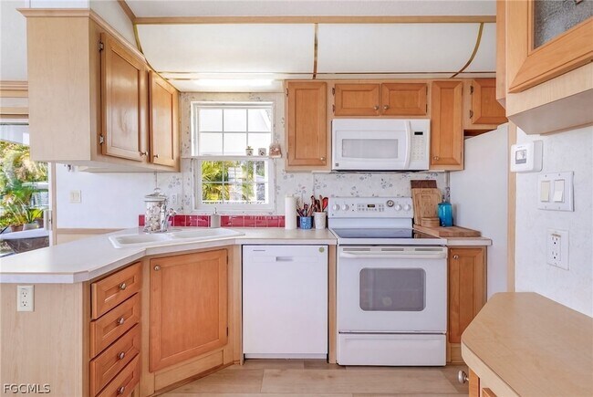 Building Photo - 7270 Pinehurst Rd