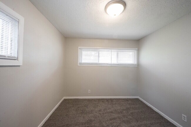 Building Photo - "Charming 3-Bed, 2-Bath Retreat in Indiana...