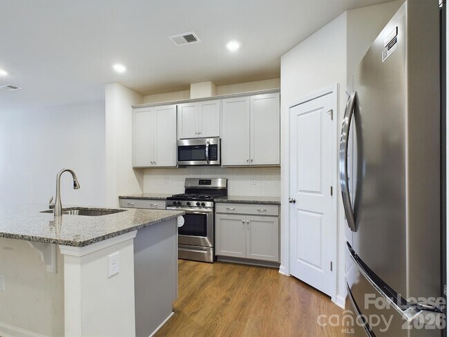 Building Photo - 15611 Country House St