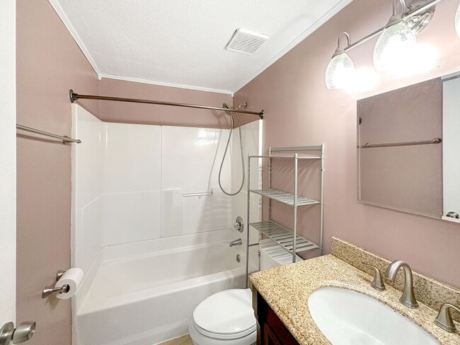 Building Photo - Brilliant 3 Bed 1.5 Bath Townhome in Great...