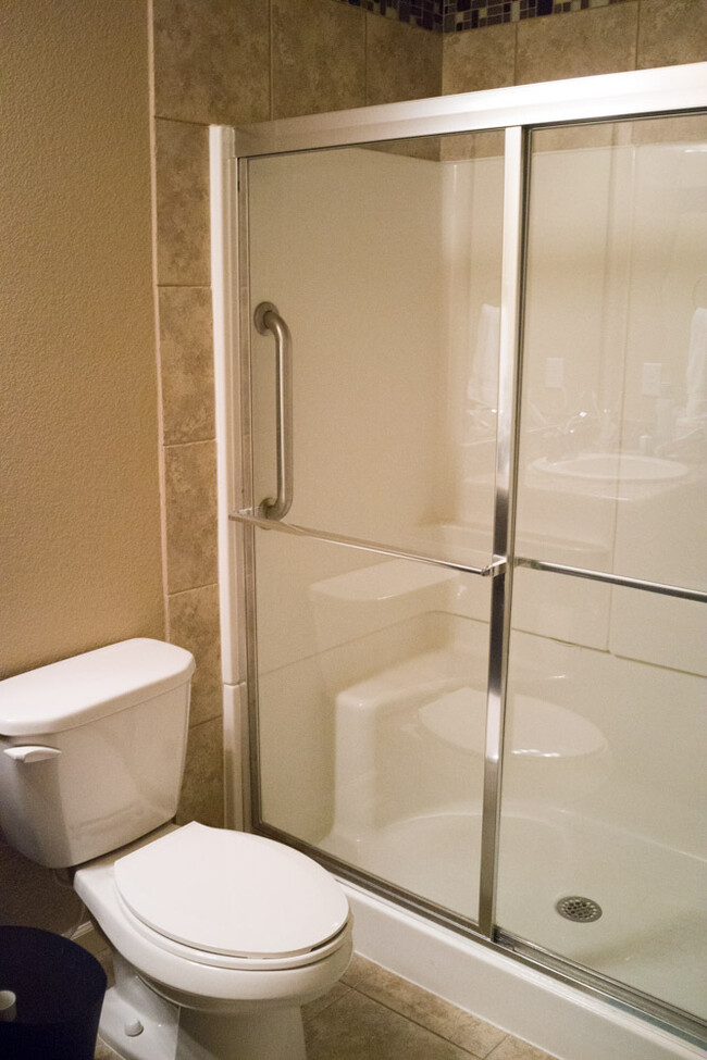 Building Photo - Evolve Real Estate: Beautiful 2 bedroom Pl...