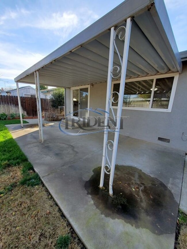 Building Photo - This is a cute 4 bedroom, 2 bath house in an established Woodland community