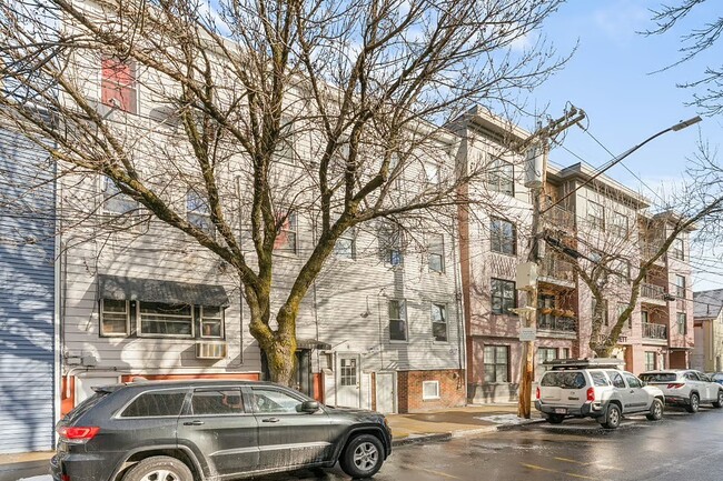 Building Photo - 8 Everett St