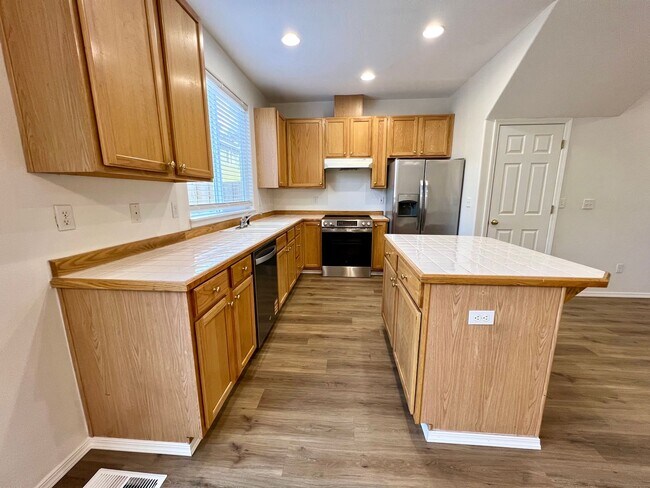 Building Photo - Spacious, Updated Townhome in Prime Beaverton Location!