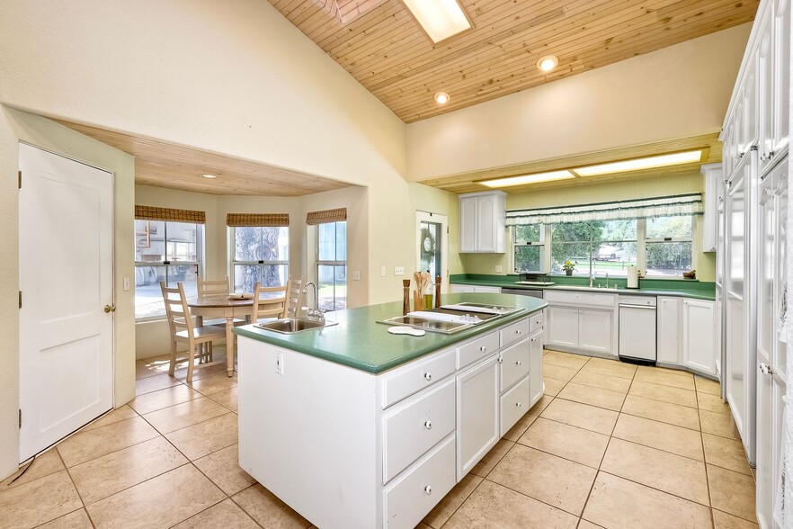 Breakfast nook - 22242 Little Klondike Rd