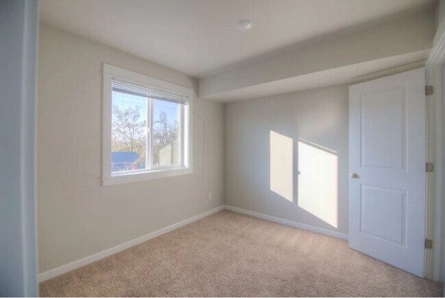 Building Photo - 607 NE 92nd Ave