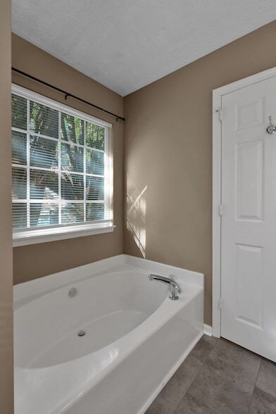 Building Photo - 1409 Aaronwood Dr