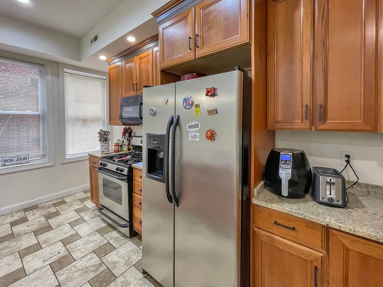 Kitchen - 2242 Linden Ave