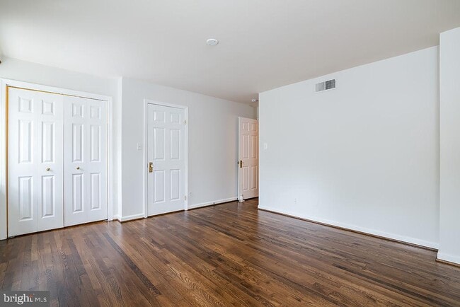 Building Photo - 3500 Hamlet Pl