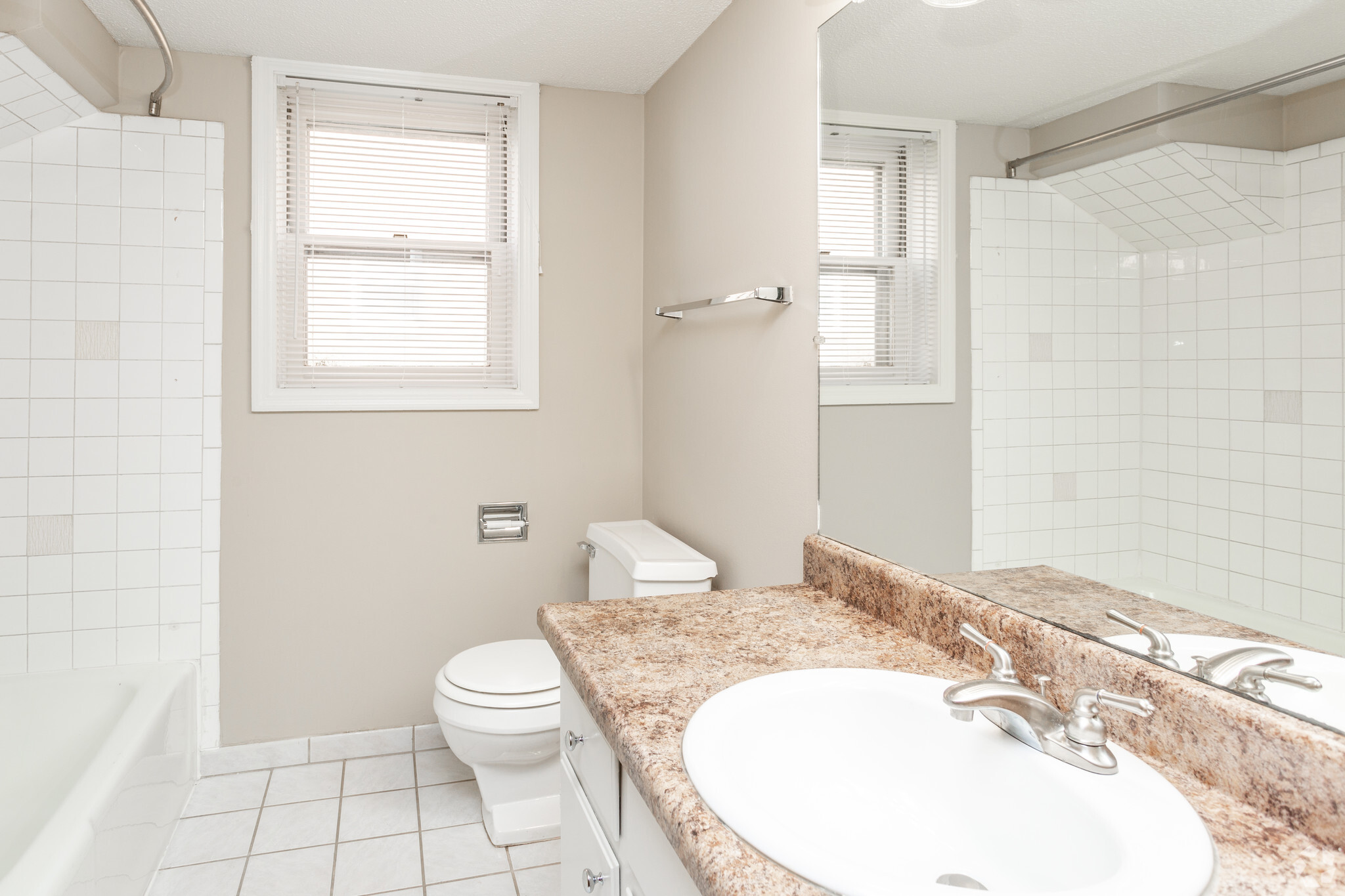 1BR, 1BA - B5/930 SF - Bathroom - The Heights Apartments