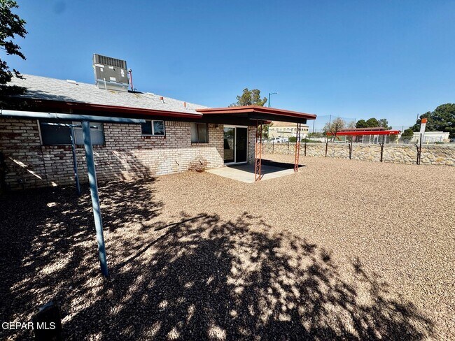 Building Photo - 8636 Mettler Dr