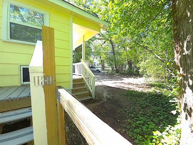 Building Photo - Welcome to this charming 3 bedroom, 2 bath...