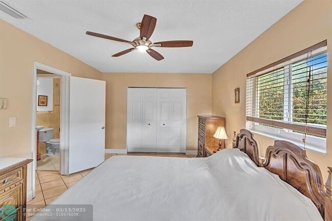Building Photo - 7102 NW 93rd Ave